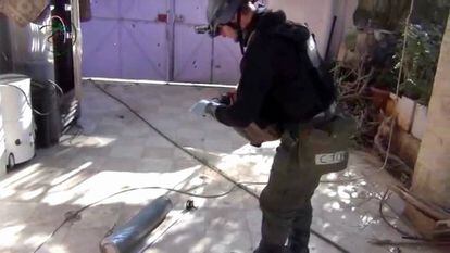 Un inspector internacional investiga el ataque químico de 2013 en las afueras de Damasco.