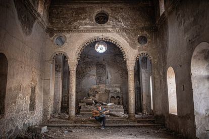 Gani Mirzo toca el laúd en la catedral de Sinjar.