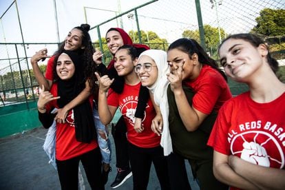 Jugadoras del Palestina Youth Club. con el yihab rojo, Rola A. Ferekh.