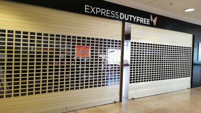Una tienda de duty-free cerrada en el aeropuerto de Madrid-Barajas.