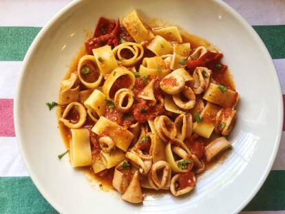 Pasta con salsa de calamares (calamarata napoletana)