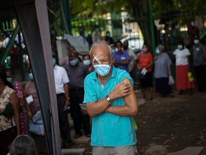 Un hombre sale de recibir la primera dosis de Pfizer en Colombo (Sri Lanka).