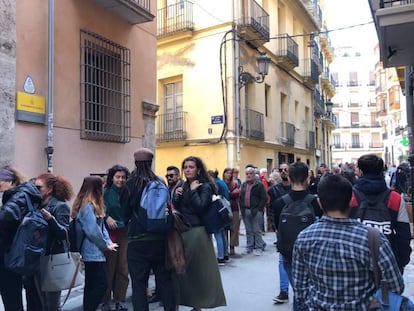 Una multitud ha hecho cola y no ha podido a escuchar a José Mujica en Valencia al estar cubierto el aforo.