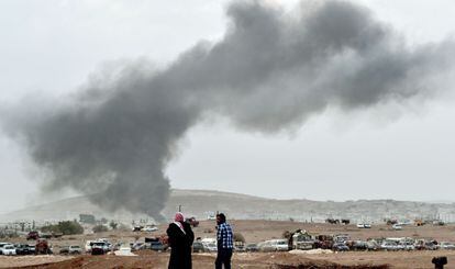 Una columna de humo el martes en Kobane tras un bombardeo de la coalici&oacute;n liderada por EE UU contra el EI