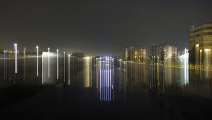 Vista del río Manzanares en una madrugada de septiembre. La fotografía muestra las dos orillas: Arganzuela y Usera. Entre los puentes de Toledo y de Praga se encuentran gran parte de las novedades del parque, aunque no todas, y algunas de las que llaman más la atención.