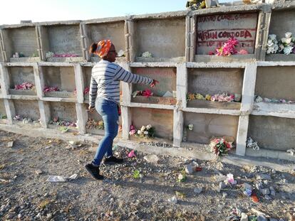 Sonia Bermúdez Robles, frente al primer pabellón que se construyó en el cementerio.