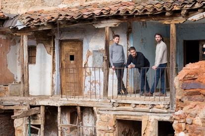 La galería exterior cubierta de la casa La Lázara y, en ella, de izquierda a derecha, Ismael Pizarro, Guillermo Bosque y Alberto Sánchez.