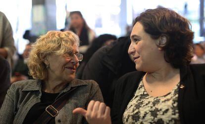 Carmena y la alcaldesa de Barcelona, Ada Colau, en unas jornadas sobre sostenibilidad celebradas hoy en el Colegio de Arquitectos