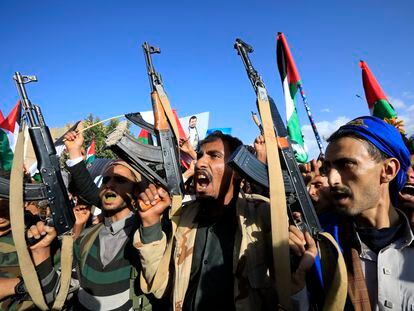 Un grupo de hombres armados gritaban el viernes durante una manifestación en apoyo a Palestina en Saná (Yemen).