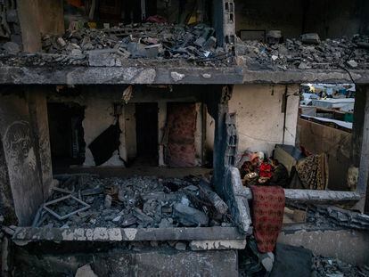La familia palestina al Durra rompe el ayuno durante el Ramadán en una casa destruida por los bombardeos israelíes en Rafah, al sur de Gaza.