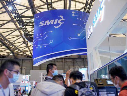 FILE PHOTO: People visit a booth of Semiconductor Manufacturing International Corporation (SMIC), at China International Semiconductor Expo (IC China 2020) in Shanghai, China October 14, 2020. REUTERS/Aly Song/File Photo