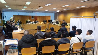 Los cuatros miembros de la banda latina de los Trinitarios (fila delante) y cinco simpatizantes (fila de atrás) en la Audiencia Provincial de Madrid, el 14 de noviembre.