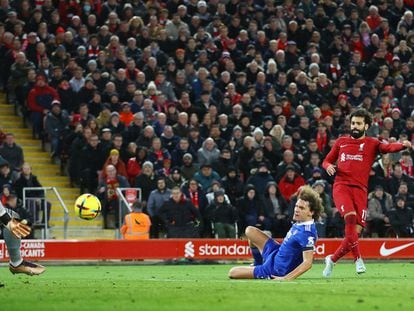Mohamed Salah dispara a portería en el Liverpool - Leicester de este viernes.