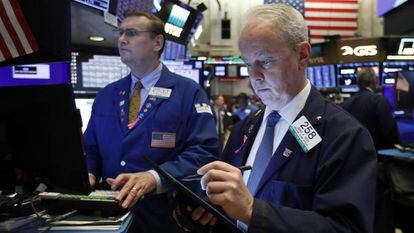 Corredores bursátiles en el parqué de Wall Street