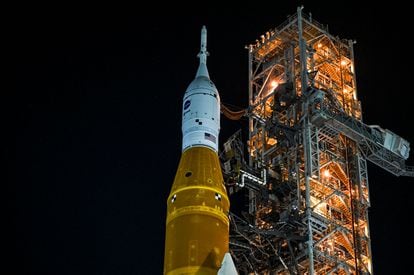 La cápsula 'Orion', donde irán los astronautas, en la parte superior del cohete.