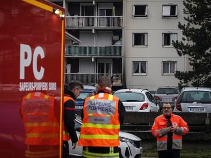 Personal sanitario cerca del bloque de viviendas incendiado en Vaux-en-Velin, a las afueras de Lyon, este viernes.