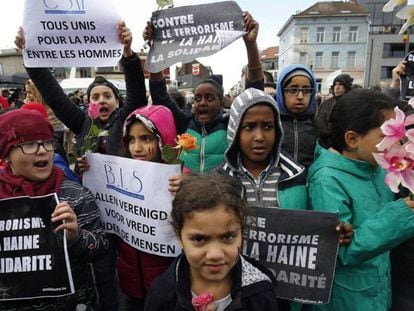 Niños del barrio de Molenbeek, durante la manifestación. JULIEN WARNAND EFE