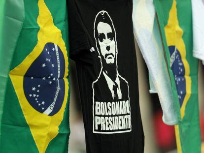 Camiseta de Bolsonaro al lado de banderas de Brasil. 