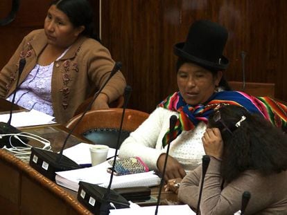 Tres diputadas durante una sesi&oacute;n de la C&aacute;mara, en La Paz (Bolivia).