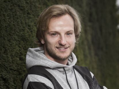 Rakitic posa para la entrevista en Sant Joan Despí.