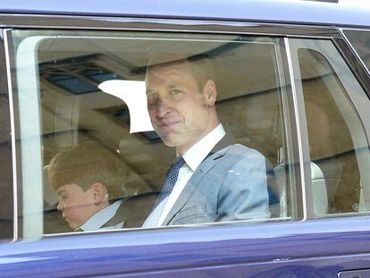 El príncipe Guillermo, acompañado de su hijo Luis, en un acto en Gales el pasado 3 de mayo.