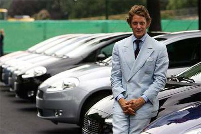 Lapo Elkann posa junto al nuevo modelo de Fiat Punto a principios de septiembre en Turín.