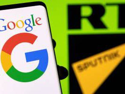 El logo de Google se ve en un smartphone delante del logo de RT y Sputnik.