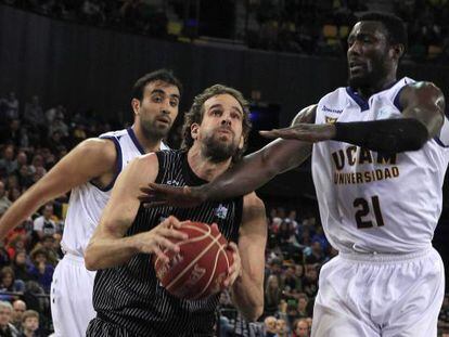 El p&iacute;vot nigeriano del UCAM Ehimen Orukpe intenta impedir la entrada del alero del Bilbao Basket Roger Grimau 