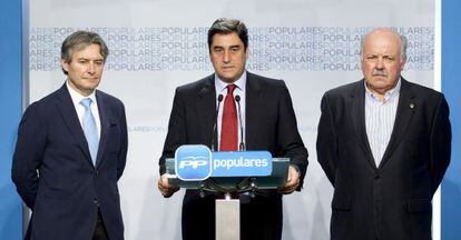 José Ignacio Echániz, en el centro, durante la rueda de prensa de este sábado en la sede del PP.