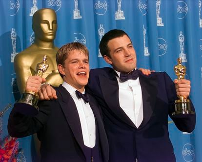Matt Damon and Ben Affleck posing with their Oscar for the screenplay Good Will Hunting in Los Angeles, California on March 23, 1998. 