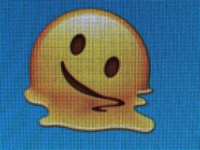 Emoji derretido fotografiado a través de una pantalla.