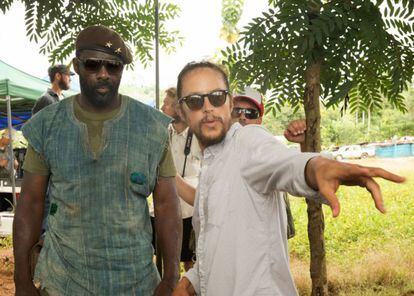 Idris Elba y Cary Fukunaga durante el rodaje de &#039;Beasts of no nation&#039;