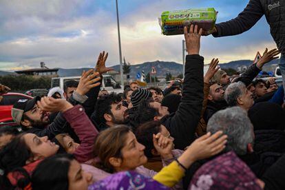 Supervivientes del terremoto recogen suministros proporcionados por una fábrica de pañales en Hatay, Turquía. 