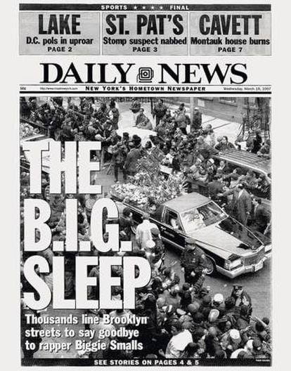 Arriba, primera plana del New York Daily News tras la muerte de Tupac, en 1996. Abajo, a los seis meses, le llegó el turno a Notorious.