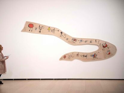 Una visitante observa la pieza de Miró 'Friso para la Exposición Internacional del Surrealismo (Superstición)', de 1947, que se expone en el Museo Guggenheim, de Bilbao.