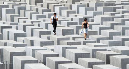 Dos turistas saltan sobre los bloques del Memorial del Holocausto de Berl&iacute;n,en 2010. 