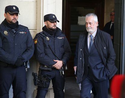 El expresidente de la Junta, José Antonio Griñán, sale de la Audiencia de Sevilla tras recibir la sentencia que lo condenaba a seis años de cárcel por malversación en el 'caso de los ERE', en noviembre de 2018.