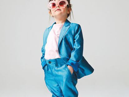 Valentina lleva traje de chaqueta y pantalón de  Dolce & Gabbana (c. p. v.), camiseta de Primark (3 €), zapatillas de Mango (22,99 €) y gafas de Stella McCartney (110 €).