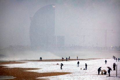 La playa de la Barceloneta bajo la nieve, el lunes a primera hora de la tarde.