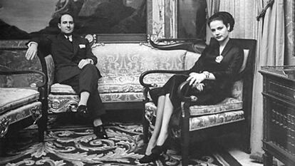 Julio Muñoz Ramonet i la seva dona, Carmen Villalonga, asseguts en uns dels seus luxosos mobles que decoraven la casa al carrer Muntaner de Barcelona, en una imatge dels anys cinquanta.
