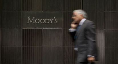 Un hombre pasa frente a la sede de Moody&#039;s en Nueva York. 