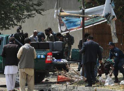 La policía traslada a una de las víctimas en el lugar del atentado en Kabul.
