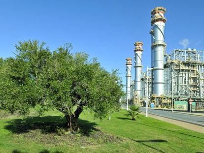 El gas natural empieza a utilizarse, en 2002, en las plantas de producción eléctrica de ciclos combinados como sustituto del carbón y el petróleo como la de Palos de la Frontera Huelva (en la imagen).