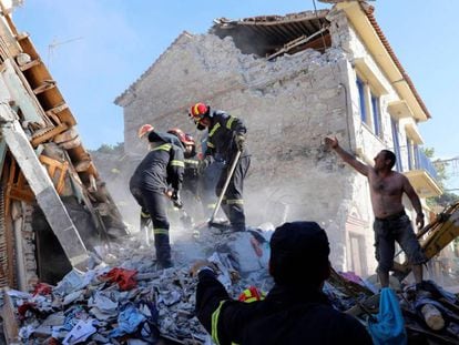 Un edificio destruido en Vrisa, Grecia, por el terremoto de este lunes.