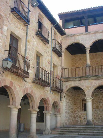 Casa palacio del siglo XVI, con dos plantas y sótano, situada en la plaza Mayor de Sigüenza (Guadalajara). Tiene 1.000 metros construidos, necesita rehabilitación y cuesta 520.000 euros negociables.