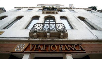 Entrada del Veneto Banca, en Venecia (Italia).