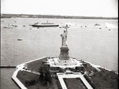 Un crucero entra al puerto de Nueva York junto a la Estatua de la Libertad, en una imagen sin fecha.