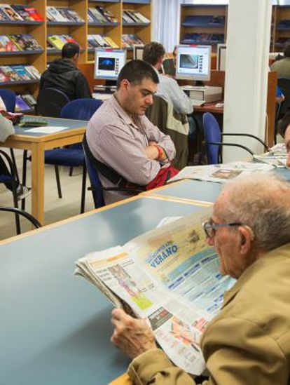 Prensa, libros y ordenadores en la Biblioteca Pública de Andalucía, en Granada.