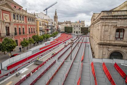 Instalación de palcos de Semana Santa de Sevilla en la Plaza de San Francisco.