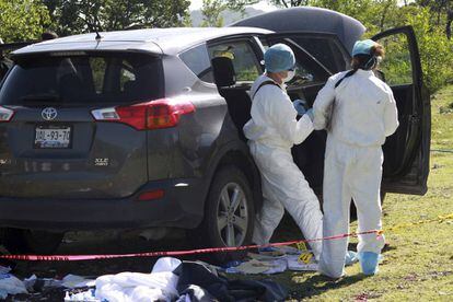 Forenses, en la escena del asesinato del presidente municipal el año pasado.